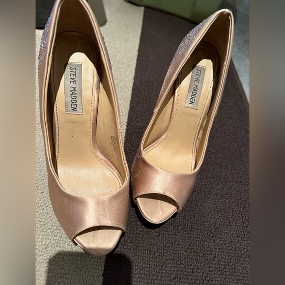 Steve Madden Gold Shoes sz 7 - Picture 5 of 6